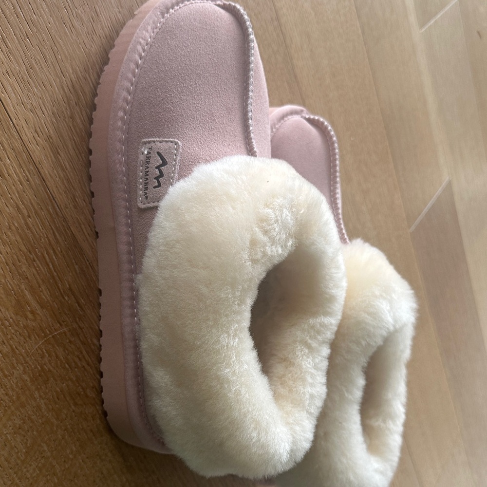 Cozy Women's Pink Slippers with Cream Fur